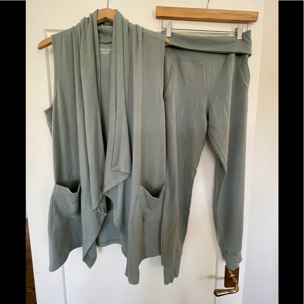 Beyond Yoga set joggers and cardigan small